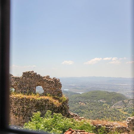 Готель The House Of Dollma , Inside Kruja Castle Екстер'єр фото