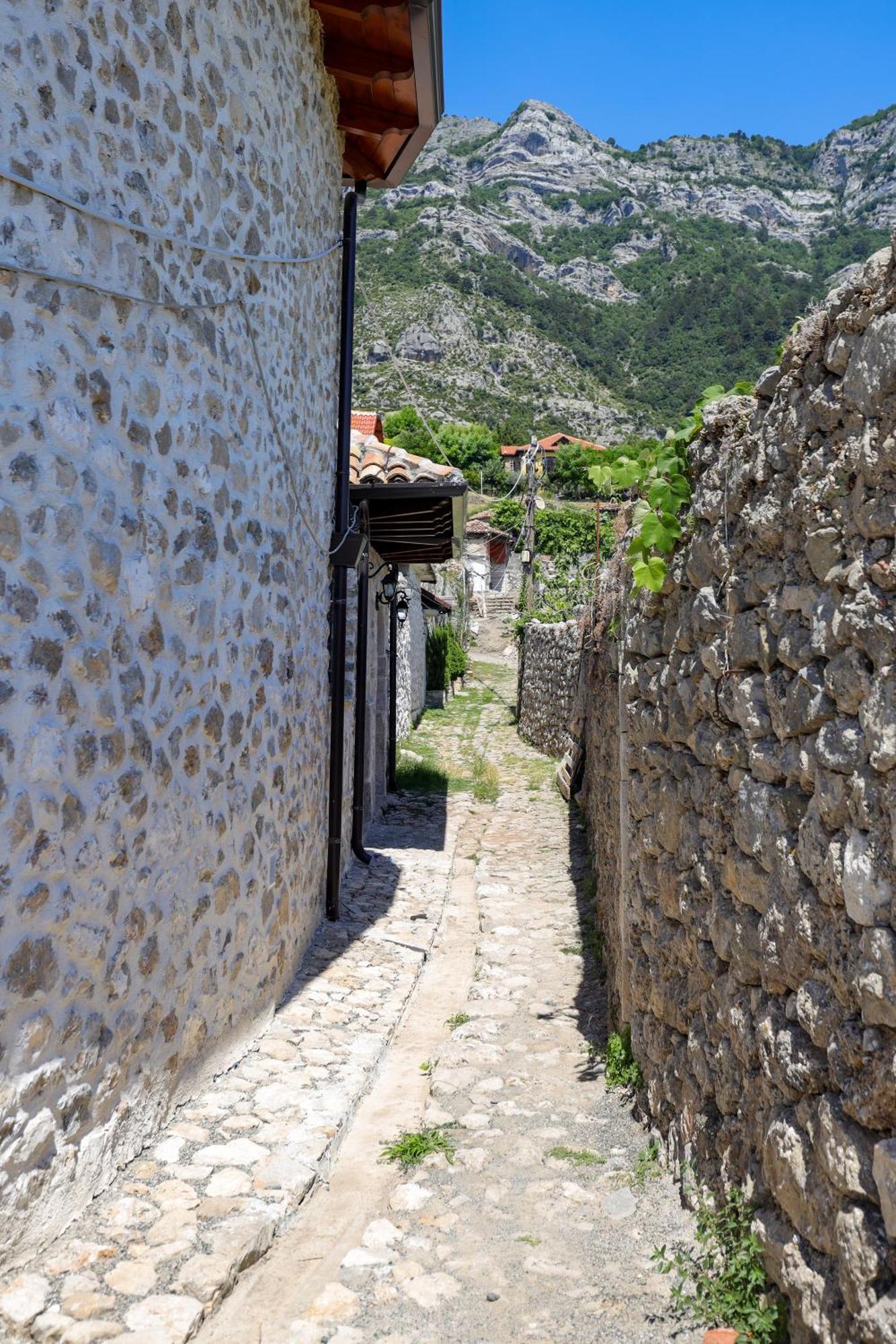 Готель The House Of Dollma , Inside Kruja Castle Екстер'єр фото